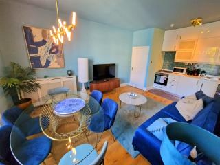 Gorgeous Hyde Park Home with Lift-Elevator Access & Nice View - 4