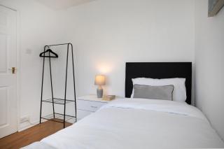 Rawmarsh House, Rotherham for contractors & Families, Spacious, free parking, high speed wifi, etc - Rotherham - 2