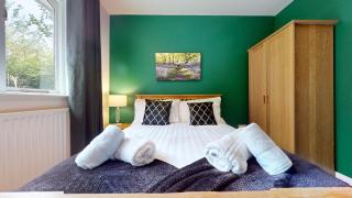 Charming 3 Bed Bungalow Parking & Wifi Business and Leisure by Jesswood Properties - 1