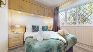 Charming 3 Bed Bungalow Parking & Wifi Business and Leisure by Jesswood Properties - 1