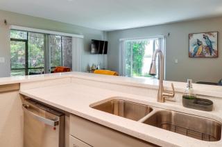 Lakefront Condo with Pool and Views 7 Mi to Orlando! - Orlando - 1