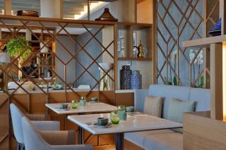 DoubleTree by Hilton Sharjah Waterfront Hotel And Residences - 2