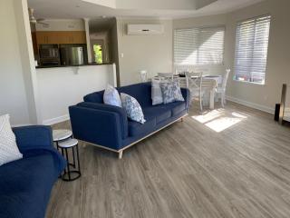 Stunning Beachfront Apartment - Yorkeys Knob - 9
