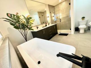Stylish, Glamorous & Serene 6BR Villa, Near Vancouver, Oasis for Groups and Large Families - 2