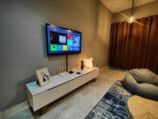 The Jewel with FREE WiFi and Box TV - 1