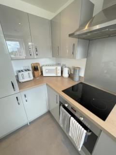 Modern 2-bedroom apartment, free parking for 2, walking distance to town centre - 2