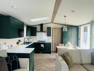 Teejay's Lodge with Hot Tub - York - 8