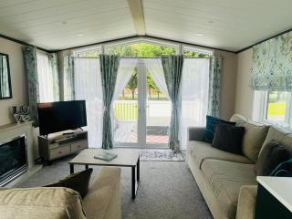 Teejay's Lodge with Hot Tub - York - 7