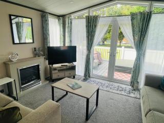 Teejay's Lodge with Hot Tub - York - 6