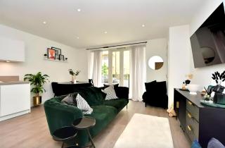Chic 2 Bed Riverside Retreat - 8