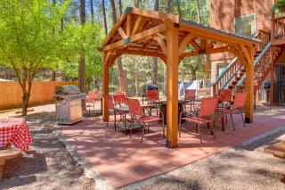 Hikers Haven Pine Getaway with Wraparound Deck! - Pine - 9
