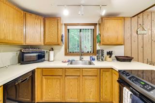 Less Than 1 Mi to Lake Wallenpaupack Poconos Cabin Rental - 1
