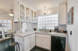 Long Beach Vacation Rental Walk to Beach and Shops - 2