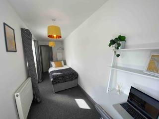 Private Ensuite Rooms with Kitchen - Ideal for Work & Travel - 3