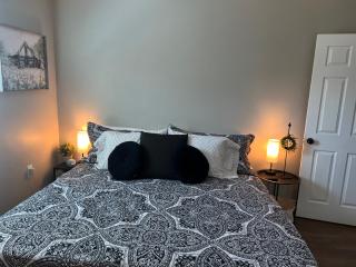Entire 2 Bedroom Pet Friendly Cottage Home - Alpine - 2