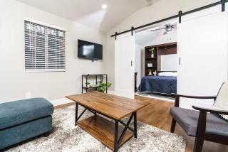 Entire 2 bedroom Pet Friendly Guest Cottage - Alpine - 2