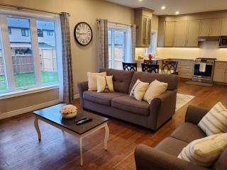 4 BD Family Retreat - Stratford - 9