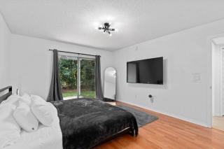 3BR Near Disney - Patio, Pool, Hot Tub, Gym & Sauna - Kissimmee - 2