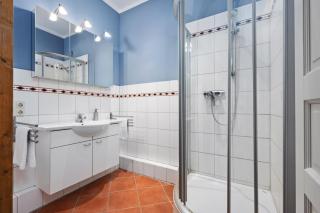 GUT KLETKAMP "Storchennest" - Ferienwohnung im Schlossturm mit 3 Schlafzimmern I Panorama-Turmzimmer mit Naturblick I Gemeinschaftsgarten I 15 Min zur Ostsee I Küche I Parkplatz I WLAN - 1