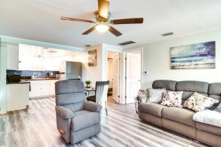 Remodeled Seminole Apt and Yard 3 Mi to Beach! - Redington Shores - 5