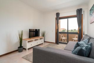 Sunny Cozy Flat w/ Terrace - São João - 7