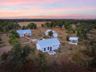 Luxury Cottage with Stunning Views-Spa Bath-Patio - Fredericksburg - 4