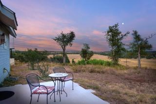 Luxury Cottage with Stunning Views-Spa Bath-Patio - Fredericksburg - 2