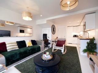 Luxury Haven with King Suites and Parking - 8