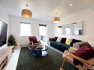 Luxury Haven with King Suites and Parking - 9