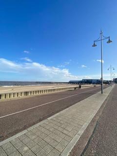 Spacious Sea-View Flat with Easy Invest - 1