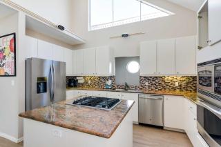 Pet-Friendly Galveston Home with Wraparound Deck - Galveston - 4