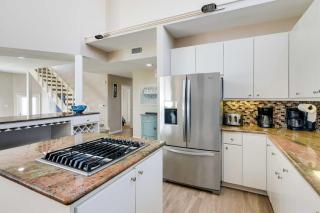 Pet-Friendly Galveston Home with Wraparound Deck - Galveston - 3