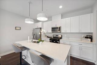 Spacious 3Bedroom Duplex with Rooftop Deck! - 0