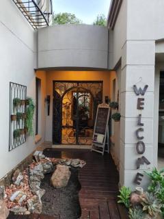 OR Tambo Airport Mansion ,Self Catering Holiday Home - Boksburg - 2