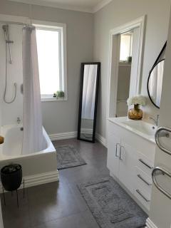Darfield Home Stay - Large Bedroom, Dedicated Bathroom, Parking, Quiet Location - 1