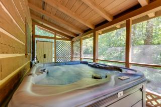 Cabin with Hot Tub and Fishing Pond in Del Rio! - Del Rio - 8