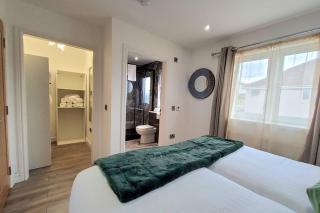 Three Bedrooms House By Sensational Stay Short Lets & Serviced Accommodation With Free Parking & Wi-fi - 4