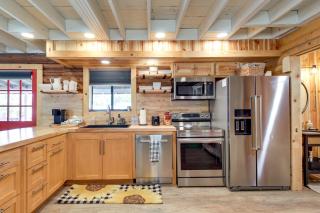 Deck and Grill Quiet Cabin Getaway in Pinedale - Pinedale - 2