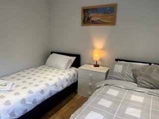 MJ Serviced Apartment up to 6 Guest - Luxurious living in West London next to Tube station & Central London - 1