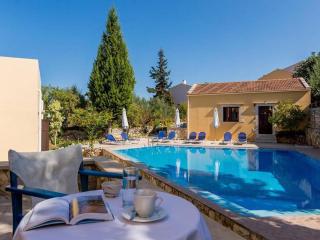 2 houses and 2 studios -small group - Douliana - 8