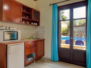 2 houses and 2 studios -small group - Douliana - 1