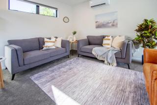 Sunsoaked & Stylish 3 Bed, 1.5 Bath Home w Garage - Christchurch - 6