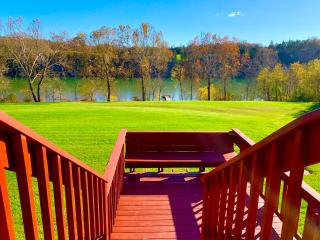 The Barn at Evermore: riverfront retreat w/hot tub - Luray - 9