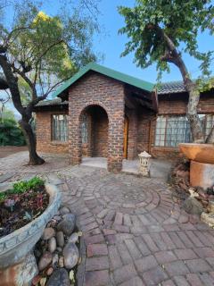 Flamboyant Guesthouse - Bela-Bela - 4