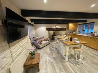 Large Historic Farmhouse in Rhondda Valley Perfect for Groups with Hot Tub - Blaencwm - 3