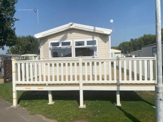 8 Bed Sun Decked Caravan Unlimited High speed Wifi and fun at Seawick Holiday Park - Clacton-on-Sea - 8