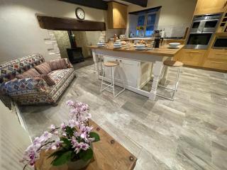 Large Historic Farmhouse in Rhondda Valley Perfect for Groups with Hot Tub - Blaencwm - 0