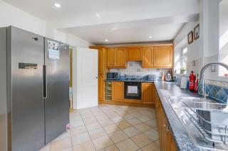 Luxury 5 BDR 2 BA House with Parking in Sandhurst By 360Stays - 3