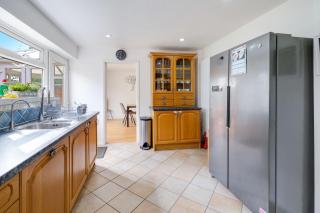 Luxury 5 BDR 2 BA House with Parking in Sandhurst By 360Stays - 5