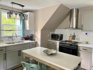 Serenity Studio, Adorable and Spacious Studio with Full Kitchen - High Point - 9